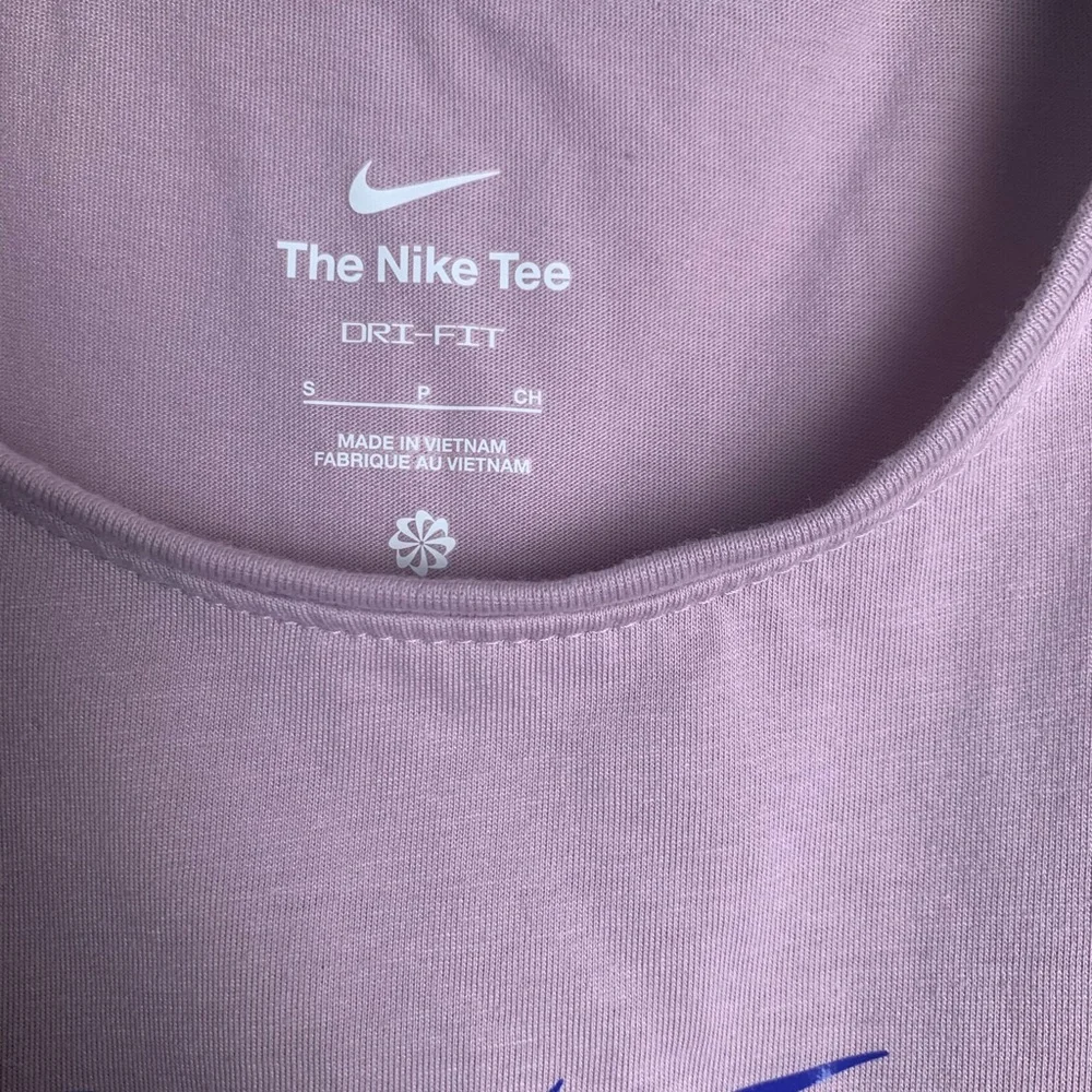 Nike Women's Size‎ Small Yoga Athletic Tank Top Graphic Sleeveless Purple